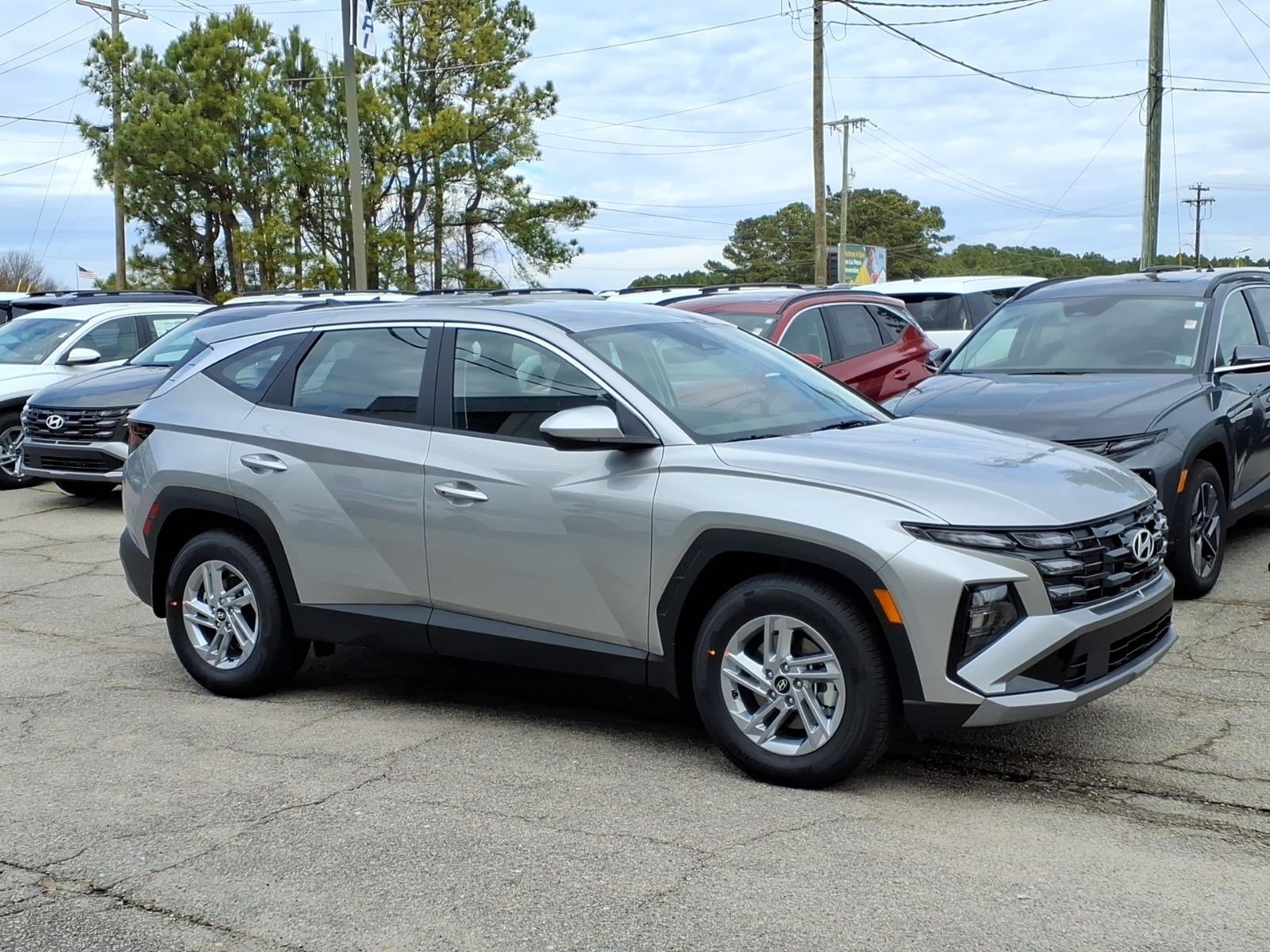 2026 Hyundai TUCSON SE in Shimmering Silver — front three-quarter view