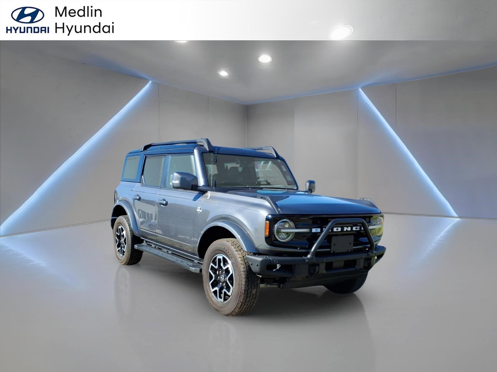 2024 Ford Bronco Outer Banks in Gray Metallic — front three-quarter view