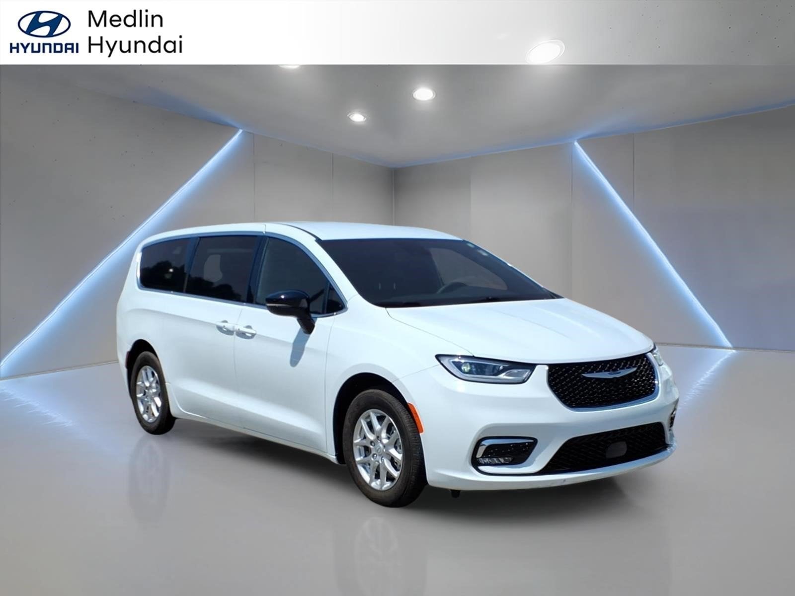 2026 Chrysler Pacifica Select in Bright White Clearcoat — front three-quarter view